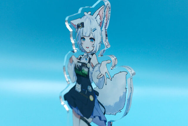 動物の耳と尻尾が愛らしい女の子を描いたアクリルスタンド