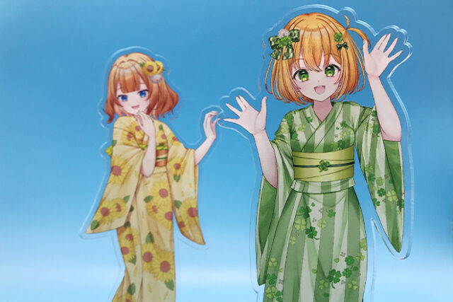華やかな浴衣姿の4人を描いたアクリルスタンド