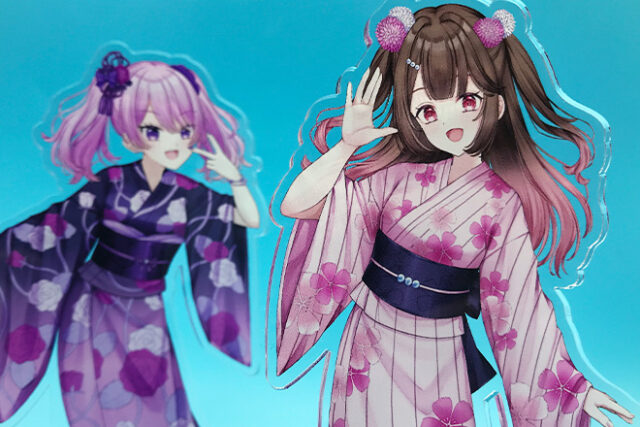 華やかな浴衣姿の4人を描いたアクリルスタンド