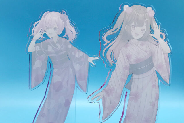 華やかな浴衣姿の4人を描いたアクリルスタンド