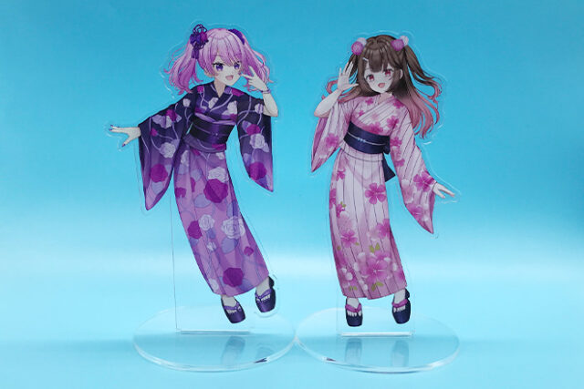 華やかな浴衣姿の4人を描いたアクリルスタンド