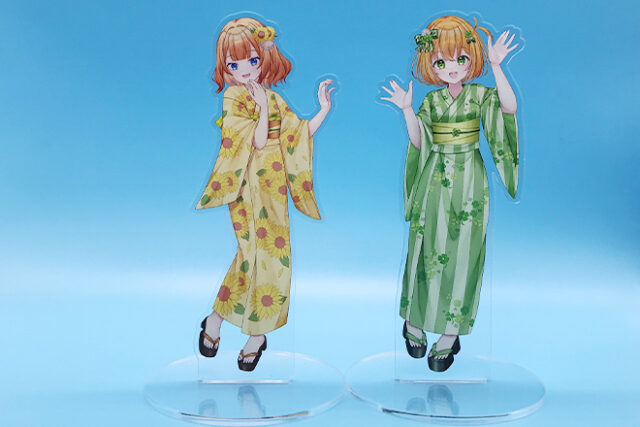 華やかな浴衣姿の4人を描いたアクリルスタンド