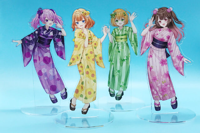 華やかな浴衣姿の4人を描いたアクリルスタンド