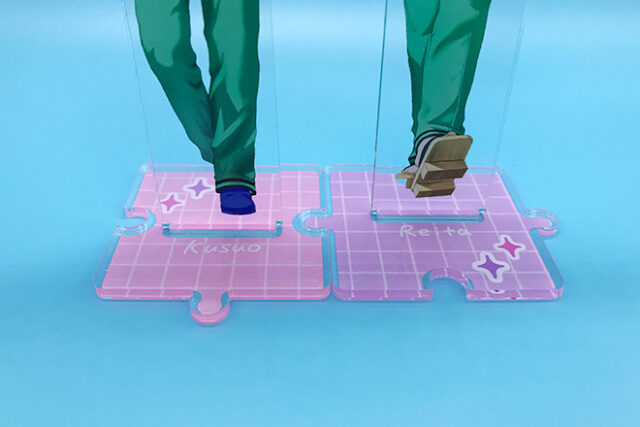 通学中の会話を描いたような2種類のアクリルスタンド（プレートタイプ）