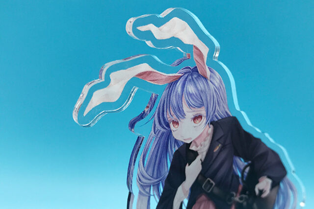 謎めいた表情が魅力的なキャラクターアクリルスタンド
