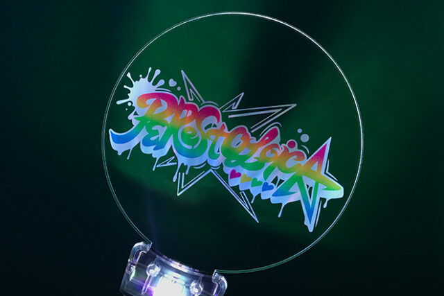 色彩豊かなデザインが輝くペンライト（黒透明グリップ）