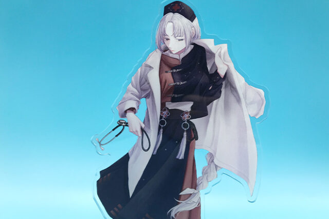 謎めいた表情が魅力的なキャラクターアクリルスタンド